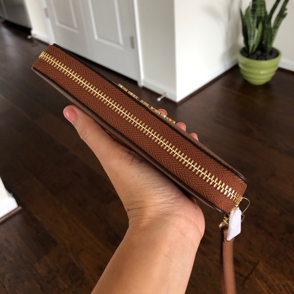 💕🌹Michael Kors Luggage wallet💕🌹 - Picture 4 of 5